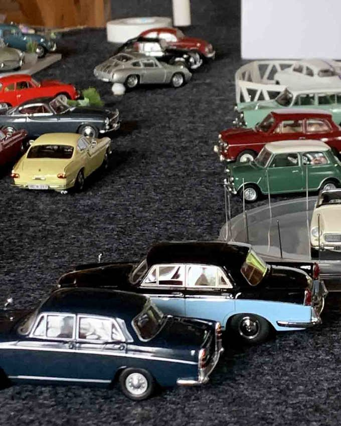 Claes placerade modellbilarna precis som de riktiga bilarna stod uppställda på Sankt Eriksmässan.